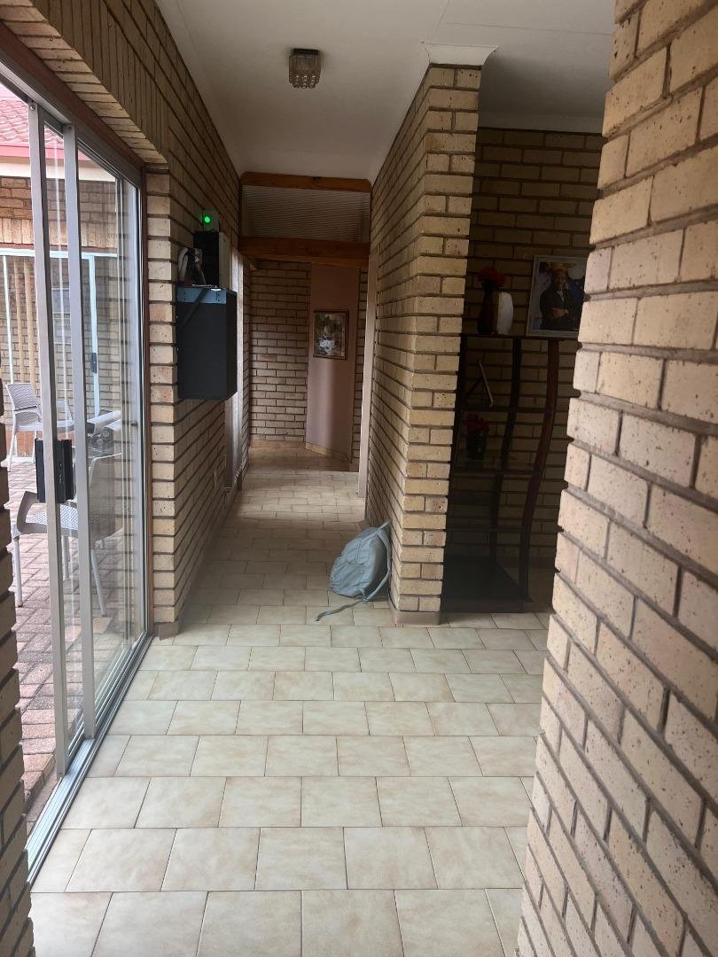 5 Bedroom Property for Sale in Potchefstroom South North West